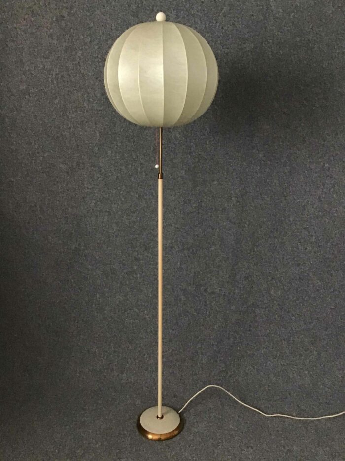 Stehlampe mit rundem, papierähnlichem Schirm und goldenem Fuß, im klassischen Stil