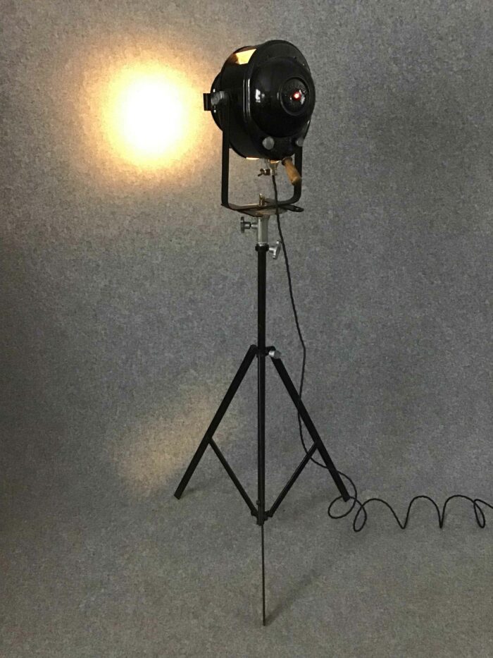 Großaufnahme eines schwarzen Studioscheinwerfers auf stabilem Stativ, das einen vielseitigen Einsatz