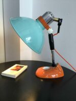 Vintage Schreibtischlampe mit türkisfarbenem Metallschirm und orangefarbenem Fuß, im Retro-Stil mit verstellbarem Schirm