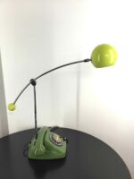 Vintage-Schreibtischlampe mit verstellbarem Arm und grünem Lampenschirm. Die perfekte Beleuchtung für Retro-Einrichtungsstil