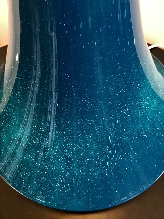 Detaillierte Nahaufnahme des kunstvollen, blauen Muranoglas-Fußes der Tischlampe. Die schimmernde Oberfläche verleiht dem Glas eine außergewöhnliche Tiefe und Eleganz