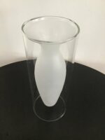 Klare Glasvase mit matter Innenform, die durch ihr schlichtes und modernes Design besticht.