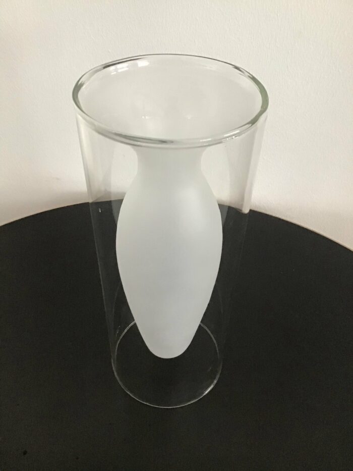 Klare Glasvase mit matter Innenform, die durch ihr schlichtes und modernes Design besticht.
