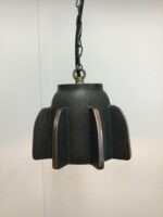 Hängelampe aus robustem Metall mit industriellem Design, befestigt an einer Kette, schwarzes Finish mit bronzenen Akzenten