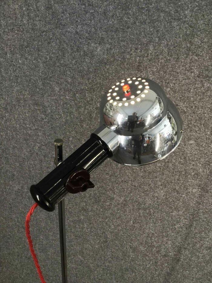 Stehleuchte ohne Lampenschirm, die Glühbirne und der Drahtkorb sind sichtbar, industrielles Design.