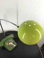 Detaillierte Nahaufnahme des runden, grünen Lampenschirms der Vintage-Schreibtischlampe. Ein elegantes Design für den Schreibtisch oder das Wohnzimmer