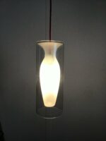 Pendelleuchte aus Glas mit mattiertem Inneren, die ein warmes, weiches Licht abstrahlt