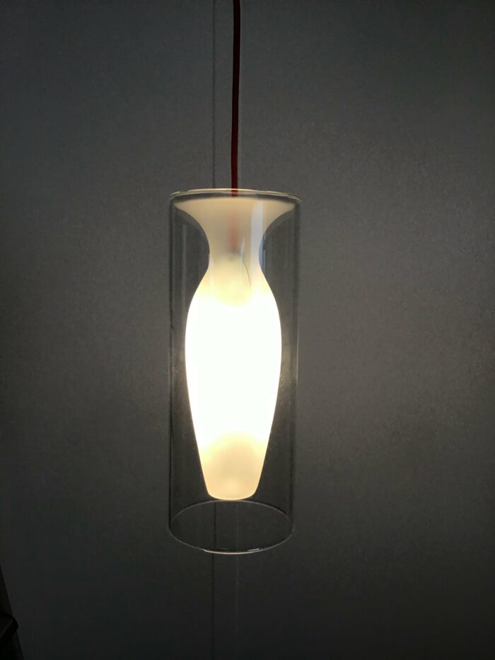 Pendelleuchte aus Glas mit mattiertem Inneren, die ein warmes, weiches Licht abstrahlt