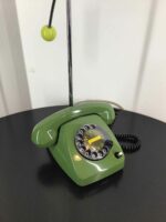 Klassisches Wählscheibentelefon in kräftigem Grün. Ein stilvolles und funktionales Dekorationsstück für Retro-Liebhaber