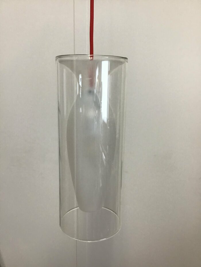 Glas-Pendelleuchte mit schlichtem, transparentem Design und rotem Kabel zur Deckenbefestigung