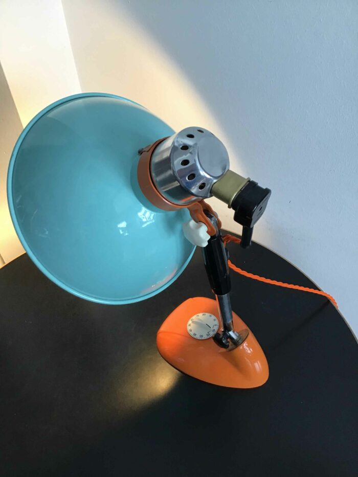 Retro Schreibtischlampe in Türkis und Orange von oben, zeigt den metallischen Schirm und die Positionierung der Lampe