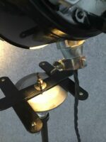 Nahaufnahme der Metallhalterung eines Studioscheinwerfers, zeigt die robuste und verstellbare Konstruktion für den Einsatz in Studios