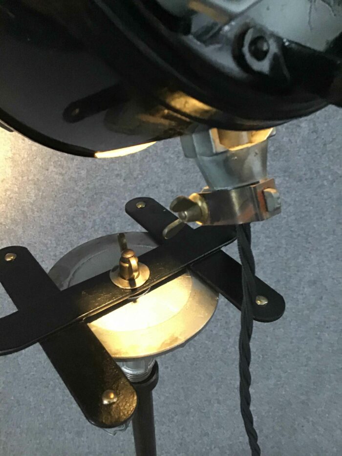 Nahaufnahme der Metallhalterung eines Studioscheinwerfers, zeigt die robuste und verstellbare Konstruktion für den Einsatz in Studios
