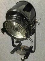 Schwarzer Studioscheinwerfer mit geriffelter Glaslinse und verstellbarer Halterung für präzise Beleuchtungseinstellungen