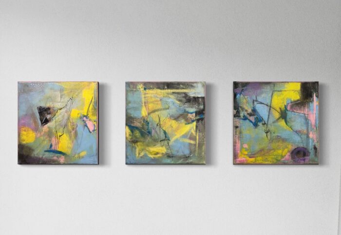 Drei abstrakte Acrylgemälde in Blau, Gelb und Pink mit modernen Linien und Texturen, Triptychon-Design.