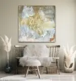 Ein abstraktes Gemälde mit einer dominanten goldenen Textur auf einem dezenten Hintergrund in Grau- und Beigetönen. Die strukturierte Oberfläche verleiht dem Kunstwerk Tiefe und eine elegante, erdige Ausstrahlung. Perfekt als Highlight für minimalistische oder moderne Innenräume.