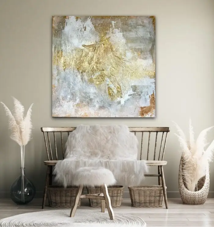 Ein abstraktes Gemälde mit einer dominanten goldenen Textur auf einem dezenten Hintergrund in Grau- und Beigetönen. Die strukturierte Oberfläche verleiht dem Kunstwerk Tiefe und eine elegante, erdige Ausstrahlung. Perfekt als Highlight für minimalistische oder moderne Innenräume.