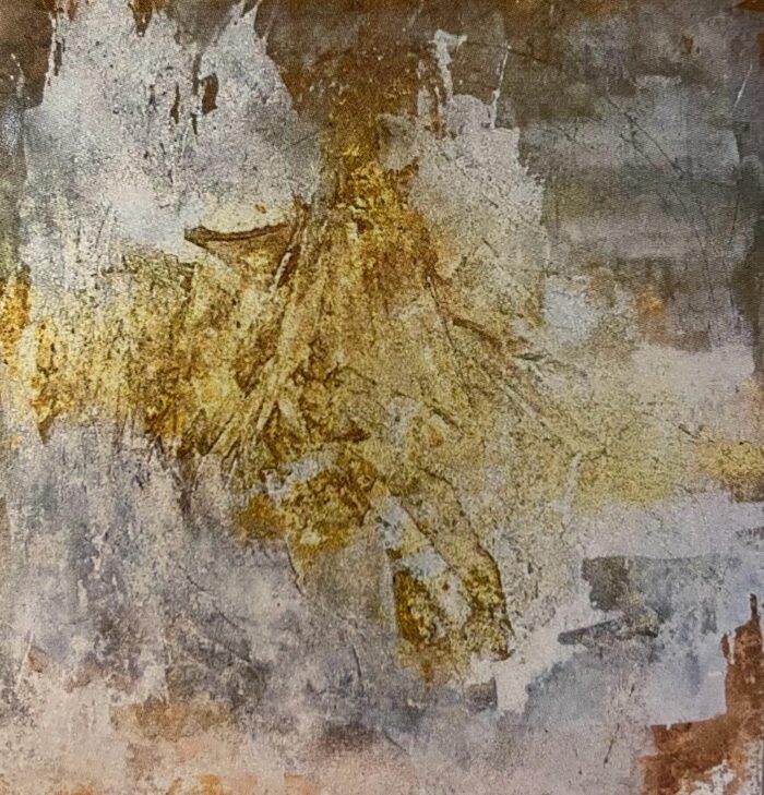 Ein abstraktes Gemälde mit einer dominanten goldenen Textur auf einem dezenten Hintergrund in Grau- und Beigetönen. Die strukturierte Oberfläche verleiht dem Kunstwerk Tiefe und eine elegante, erdige Ausstrahlung. Perfekt als Highlight für minimalistische oder moderne Innenräume.