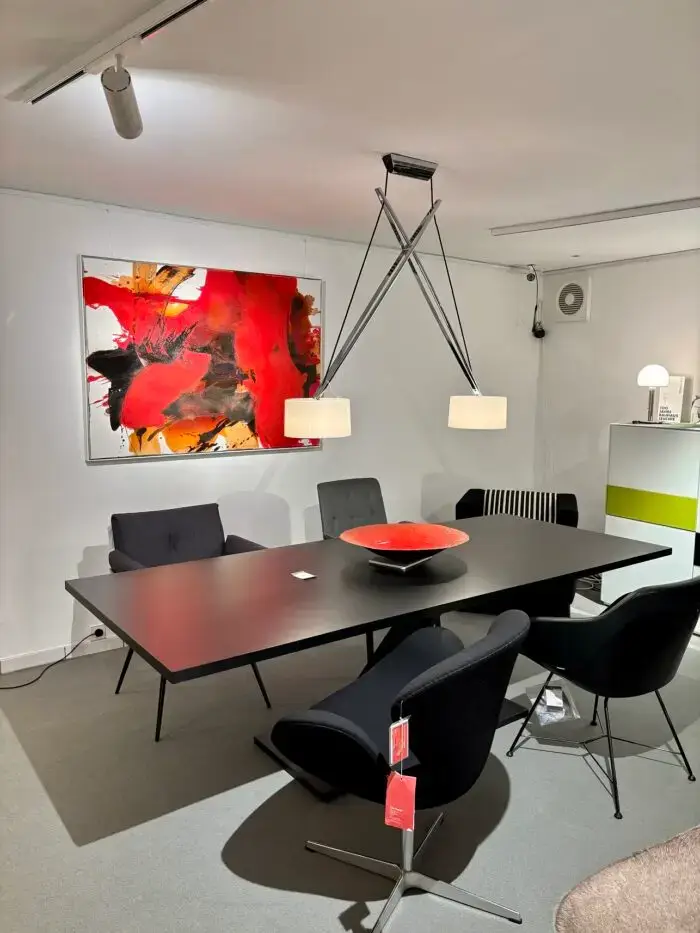 Dynamisches abstraktes Kunstwerk mit dominierenden roten und schwarzen Farbtönen, kombiniert mit sanften Beige- und Weißakzenten. Die kräftigen Farben und fließenden Formen erzeugen eine energiegeladene, expressive Atmosphäre. Perfekt für moderne Wohnräume oder Galerien.
