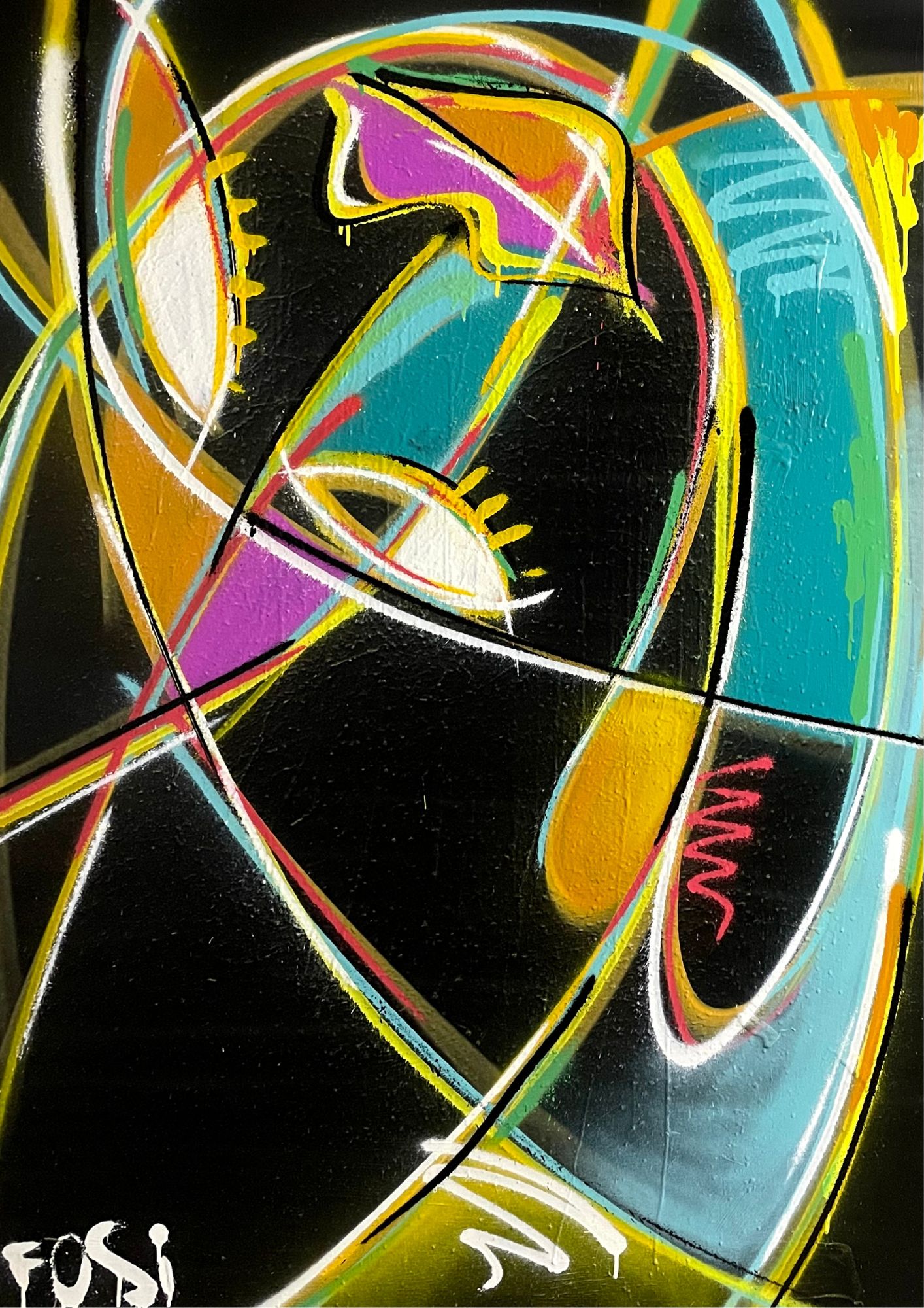 Bent Reality Abstraktes Gemälde auf schwarzem Hintergrund mit dynamischen Linien und Formen in Türkis, Gelb, Weiß, Rosa und Gold; stilisierte Gesichtszüge in moderner Street-Art-Ästhetik, signiert mit „FOSI“.