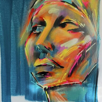 Abstraktes Porträt in kräftigen Gelb-, Pink- und Blautönen; zeigt ein Gesicht, das sich aus einem unscharfen Hintergrund löst – Symbol für Selbstdefinition und innere Stärke.