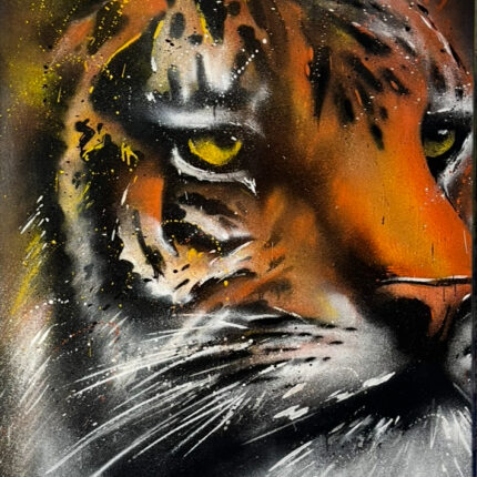 Tigerporträt mit scharfem Blick, realistisch und farbintensiv.