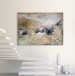 Dieses abstrakte Gemälde vereint sanfte Beige-, Grau-, Grün- und Schwarztöne zu einer harmonischen Komposition voller Tiefe und Struktur. Durch die fein gearbeitete Oberfläche entsteht ein faszinierendes Spiel aus Licht, Textur und organischen Formen. Das Werk ist ein handgearbeitetes Unikat, ds perfekt zu zeitgenössischen Interieurs und minimaoistischen Wohnstilen passt.