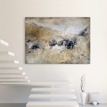 Dieses abstrakte Gemälde vereint sanfte Beige-, Grau-, Grün- und Schwarztöne zu einer harmonischen Komposition voller Tiefe und Struktur. Durch die fein gearbeitete Oberfläche entsteht ein faszinierendes Spiel aus Licht, Textur und organischen Formen. Das Werk ist ein handgearbeitetes Unikat, ds perfekt zu zeitgenössischen Interieurs und minimaoistischen Wohnstilen passt.