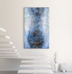 Abstraktes Gemälde in intensiven Blau-, Grau und Orangetönen mit strukturierter, rissiger Oberfläche und einzigartiger plastischer Textur. Die Kombination aus kühlen Blautönen und warmen Akzenten verleiht dem Werk eine faszinierende Tiefenwirkung und emotionale Ausdruckskraft. Jedes Detail wurde in sorgfältiger Handarbeit geschaffen, ein echtes Unikat.