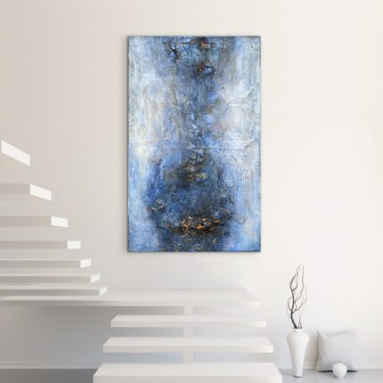 Abstraktes Gemälde in intensiven Blau-, Grau und Orangetönen mit strukturierter, rissiger Oberfläche und einzigartiger plastischer Textur. Die Kombination aus kühlen Blautönen und warmen Akzenten verleiht dem Werk eine faszinierende Tiefenwirkung und emotionale Ausdruckskraft. Jedes Detail wurde in sorgfältiger Handarbeit geschaffen, ein echtes Unikat.