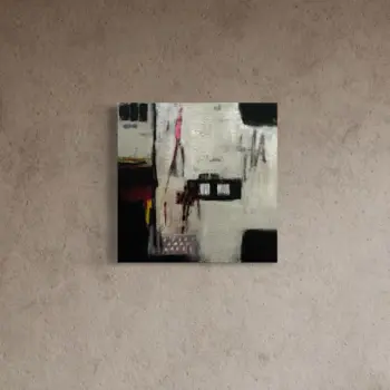 Abstraktes Mixed-Media-Gemälde „Raster“ von Olga Walter, 50×50 cm auf 3D-Leinwand. Sanftes Beige wird von Schwarz, Rot, Magenta und Gelb durchbrochen. Struktureffekte und geometrische Andeutungen erzeugen eine urbane Tiefe – ein Zusammenspiel aus Ordnung, Bewegung und Emotion.