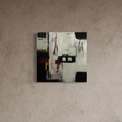 Abstraktes Mixed-Media-Gemälde „Raster“ von Olga Walter, 50×50 cm auf 3D-Leinwand. Sanftes Beige wird von Schwarz, Rot, Magenta und Gelb durchbrochen. Struktureffekte und geometrische Andeutungen erzeugen eine urbane Tiefe – ein Zusammenspiel aus Ordnung, Bewegung und Emotion.