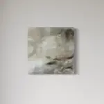 Abstraktes Gemälde „Silent Horizons“ von Olga Walter, 50×50 cm. Zarte Beige-, Grau- und Cremetöne fließen in strukturierte Flächen über. Das Werk wirkt ruhig und weit, erinnert an sanfte Horizonte im Nebel – ein Sinnbild für innere Ruhe und stille Klarheit.