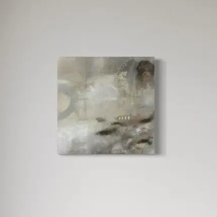 Abstraktes Gemälde „Silent Horizons“ von Olga Walter, 50×50 cm. Zarte Beige-, Grau- und Cremetöne fließen in strukturierte Flächen über. Das Werk wirkt ruhig und weit, erinnert an sanfte Horizonte im Nebel – ein Sinnbild für innere Ruhe und stille Klarheit.