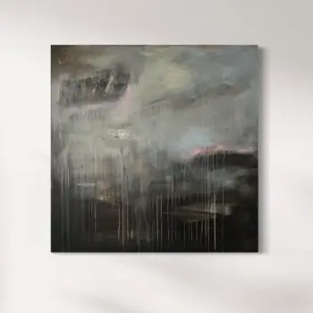 Abstraktes Acrylgemälde „Zwischenzeit“ von Olga Walter, 100×100 cm. Zarte Beigetöne, Weiß und feine Graunuancen fließen ineinander, durchzogen von subtilen Brüchen. Die bemalten Seiten erzeugen den Eindruck eines sanften Übergangs – ein Werk, das Stille, Zeit und Leichtigkeit ausstrahlt.