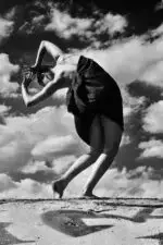 Frau auf dem Bunker tanzend gen Himmel