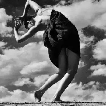 Frau auf dem Bunker tanzend gen Himmel