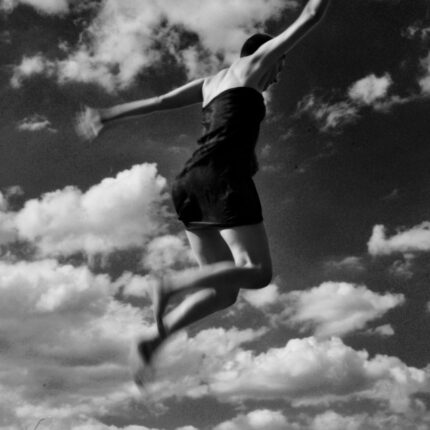 in den Himmel springende Frau