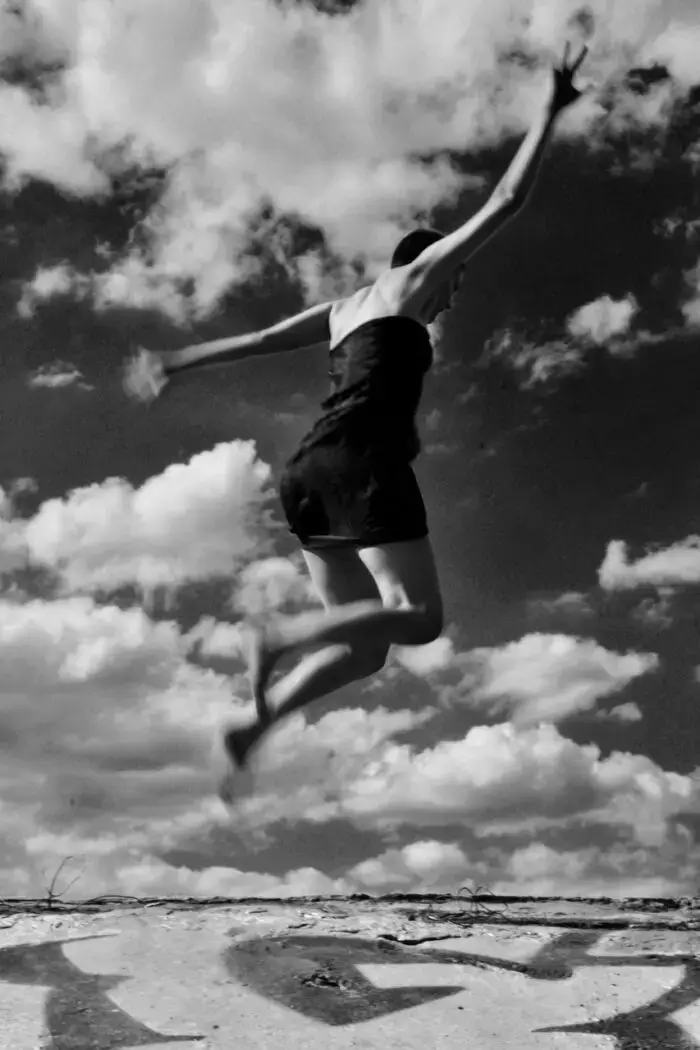 in den Himmel springende Frau