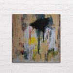 Abstraktes Mixed-Media-Gemälde „Bound Echoes“ von Olga Walter, 120×120 cm. Sandfarbene Flächen treffen auf schwarze Tropfspuren, gelbe Akzente und rote Linien. Raue Strukturen und überlagerte Formen erzeugen eine urbane, mehrschichtige Komposition – ein Werk über Spuren, Bewegung und Erinnerung.