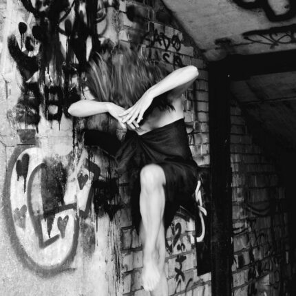 tanzende Frau am Eingang zu einem Bunker