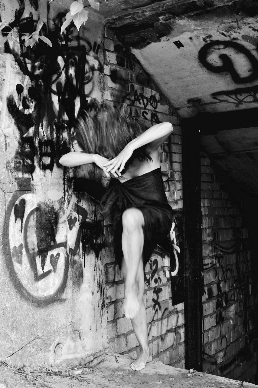 wall dance #1 : 2021 : 70 x 100 : Sublimationsdruck auf Leinwand im handgemachten Kupferrahmen 1:5 Kopie tanzende Frau am Eingang zu einem Bunker