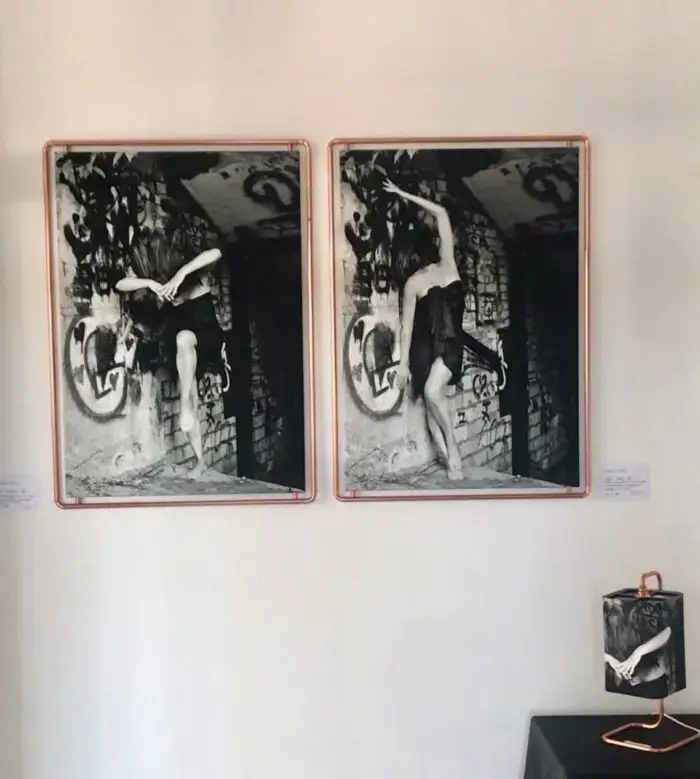 tanzende Frau am Eingang zu einem alten Bunker