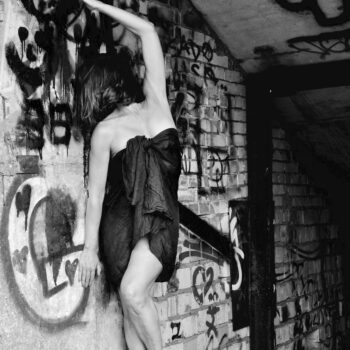 tanzende Frau am Eingang zu einem Bunker