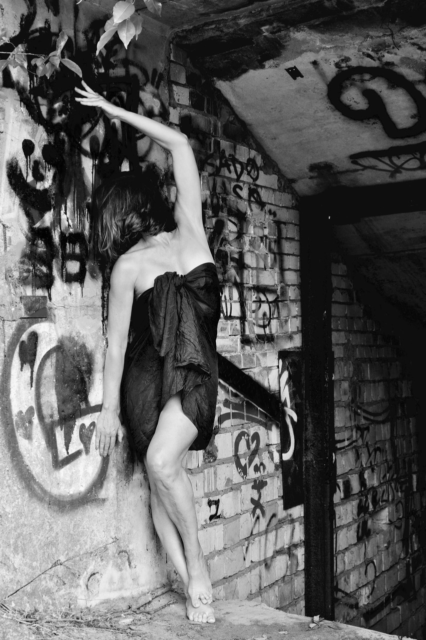 wall dance #2 : 2021 tanzende Frau am Eingang zu einem Bunker