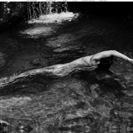 weiblicher Körper im Wasser