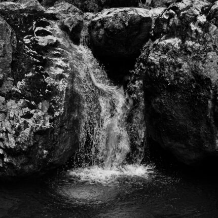 Wasserskulptur - Körper im Wasserfall