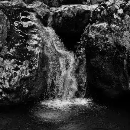 Wasserskulptur - Körper im Wasserfall