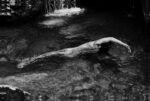 weibliche Figur im Wasser liegend