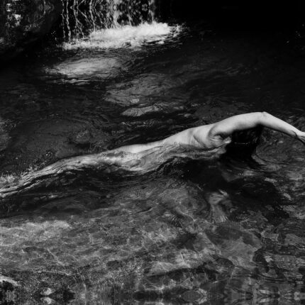 weibliche Figur im Wasser liegend